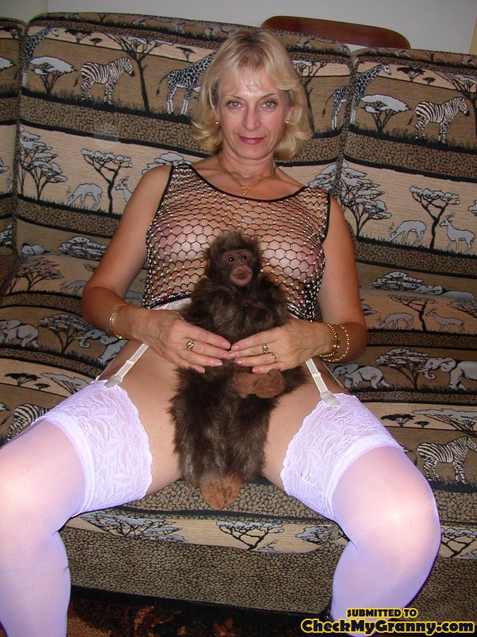/content/check-my-granny/galleries/012-real_amateur_granny_porn-092412/full/004.jpg