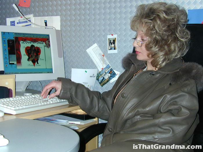 /content/is-that-grandma/galleries/laura-grandma_at_the_office/full/02.jpg